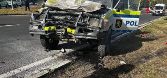 O motocicletă s-a tamponat într-un autombil al Poliției