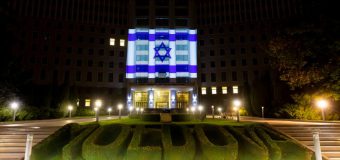 În semn de solidaritate cu poporul israelian, clădirea Parlamentului a fost iluminată în culorile drapelului Israelului