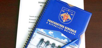 O femeie, împreună cu concubinul ei și-a agresat mama și fiul. Ambii făptuitori – condamnați la închisoare