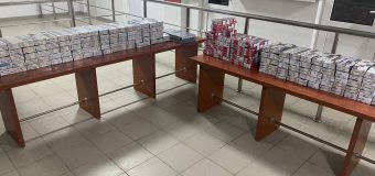 (VIDEO) Captură de țigări la vama Lipcani. Au fost camuflate în tavanul unui microbuz!