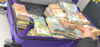 Un moldovean reținut la vama Sculeni pentru contrabandă cu 550 mii euro în valiză