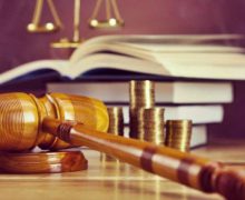 Bărbat din Căușeni, trimis pe banca acuzaților pentru că și-a stropit soția cu benzină și a încercat să îi dea foc
