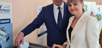 Vasile Costiuc a votat alături de soția sa: Nu stați acasă!