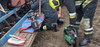 Salvatorii din Orhei au deblocat un bărbat prins într-o semănătoare agricolă