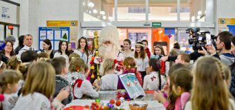 Pe aripile valsului, În acest an Moș Crăciun își felicită prietenii cu un mesaj surpriză, pe note muzicale