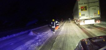 Salvatorii au intervenit în ajutorul conducătorilor auto în urma condițiilor meteorologice nefavorabile