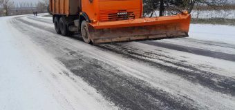 Drumarii au intervenit pentru a combate lunecușul pe drumurile naționale