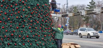 (FOTO) Pregătirile pentru inaugurarea Pomului de Crăciun în centrul Capitalei sunt în toi