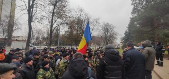 Veteranii de război au protestat în fața Parlamentului