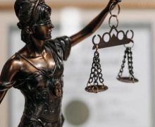 Doi bărbați – trimiși pe banca acuzaților pentru fapte de escrocherie și spălare de bani în sumă de peste 3,7 mln. lei