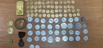 Ridicate la frontieră: 103 monede, un lingou și două medalii, presupuse din metal prețios