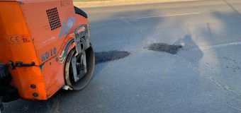 Pe străzile din Capitală și suburbii au loc lucrări de plombare a gropilor