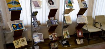 Biblioteca Parlamentului găzduiește o expoziție cu opera lui Eminescu