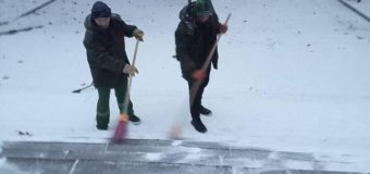 Serviciile municipale intervin oentru deszăpezirea Chișinăului