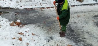 Serviciile municipale lucrează la combaterea poleiului pe străzile capitalei