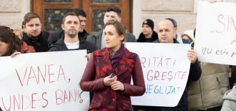 (VIDEO) PAS protestează la primărie: „Să ia mâna de pe serviciile de asistență personală”