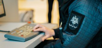 O femeie a încercat să scoată din țară 56 mii dolari și 10 mii euro