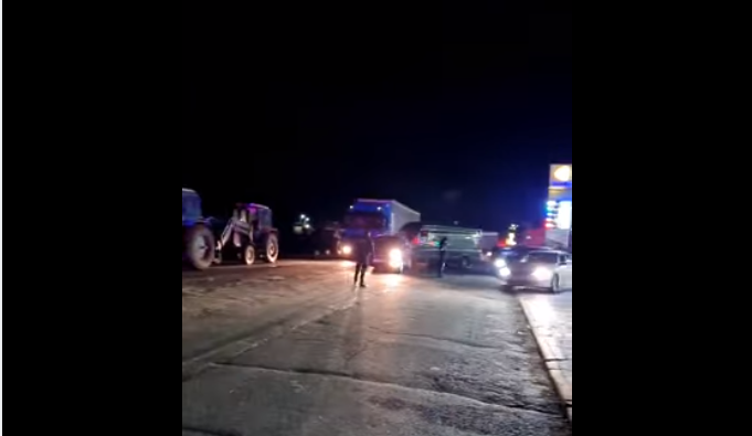 (VIDEO) Noaptea trecută fermierii au protestat la Vama Leușeni