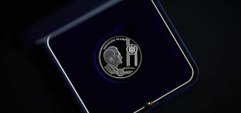 (FOTO) Monedă de argint emisă de BNM în memoria autorului designului leului moldovenesc