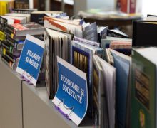 O expoziție vastă de enciclopedii este deschisă la Parlament