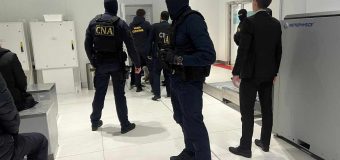Mai mulți inspectori vamali ai Postului Vamal de la Aeroportul Internațional Chișinău și persoane fizice – cercetate de CNA