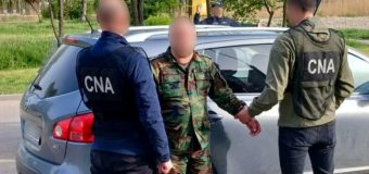 Un militar din Bălți, prins în flagrant cu 1400 de euro. Ar fi promis unui tânăr să tergiverseze procesul de încorporare în serviciul militar