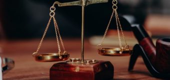 Un angajat al ASP și complicele său, deferiți justiției pentru abuz de serviciu