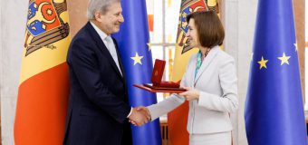 Maia Sandu i-a conferit Comisarului Johannes Hahn distincția „Ordinul de Onoare”