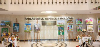 Copii și tineri talentați din raionul Drochia își expun lucrările la Parlament