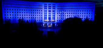 (VIDEO) Clădirea Parlamentului a fost iluminată în culorile drapelului UE