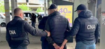 Un bărbat din Hîncești a fost reținut în flagrant de  CNA. Este bănuit că a pretins 2400 de euro pentru perfectarea a două permise de conducere