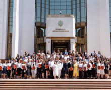 (FOTO) Elevii care au obținut 10 pe linie la Bacalaureat au primit diploma Președintelui Republicii Moldova