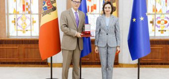 Maia Sandu i-a acordat Ambasadorului Franței la Chișinău „Ordinul de Onoare”