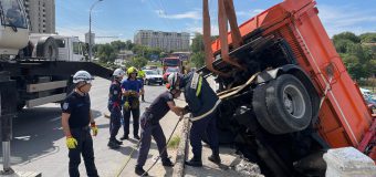 (FOTO) IGSU a intervenit pentru a debloca autospeciala care s-a lovit de gardul podului de pe Ismail