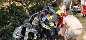 Descarcerare la Căușeni. Un automobil a derapat de pe traseu și s-a tamponat într-un copac