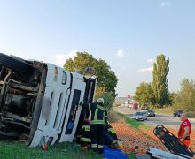 Un camion plin cu mere s-a inversat pe drum. Salvatorii au descarcerat șoferul