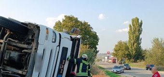 Un camion plin cu mere s-a inversat pe drum. Salvatorii au descarcerat șoferul