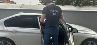 Polițiștii au reținut un bărbat care ar fi convins două tinere să presteze servicii sexuale e internet