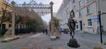 (FOTO) O nouă sculptură din bronz pe strada pietonală Eugen Doga