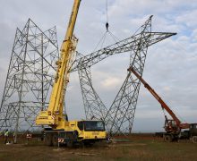 (FOTO) Primii piloni ai Liniei Electrice Aeriene Vulcănești-Chișinău au fost asamblați