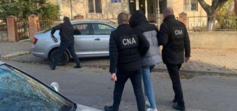 Doi reprezentanți ai unui bloc politic au fost reținuți, la Bălți, de CNA și procurori în cadrul unor cauze penale de finanțare ilegală