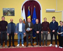 O delegație a FMF și UEFA au mers la Primăria Chișinău