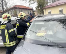 Salvatorii din Orhei au deblocat un copil de un an dintr-un automobil