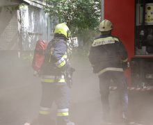 Intervenția pompierilor la lichidarea unui incendiu izbucnit în capitală