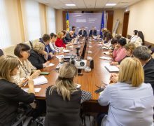 Provocările înfruntate de instituțiile de învățământ cu predare în limba română din regiunea transnistreană discutate la Parlament