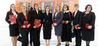 Președinta Republicii Moldova a conferit distincții mai multor angajați ai Curții de Conturi