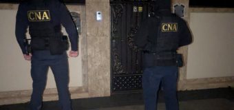 Bărbat – reținut de CNA și procurori pentru influențarea unor vameși în vederea introducerii frauduloase în R. Moldova a mașinilor din UE