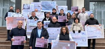 Partidul Republican „INIMA MOLDOVEI” a desfășurat un flashmob la clădirea Guvernului, în cadrul căruia au fost transmise, pentru miniștrii PAS, mai multe facturi la gaz și energie electrică adunate de la cetățeni