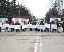 Activiștii Partidului Republican „INIMA MOLDOVEI” au organizat un protest împotriva cheltuielilor mari pentru militarizare de la Ministerul Apărării