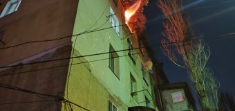 Salvatorii au evacuat 15 persoane printre care 4 minori dintr-un bloc de locuit în urma unui incendiu izbucnit în capitală